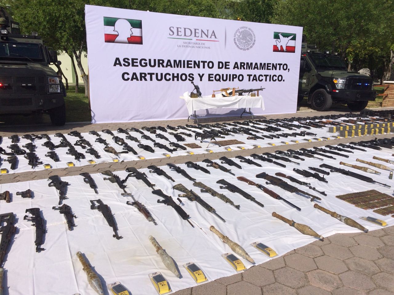 En 4 operativos se logró un gran decomiso de armas de fuego, municiones y equipo tactico en Nuevo Laredo Tamaulipas.