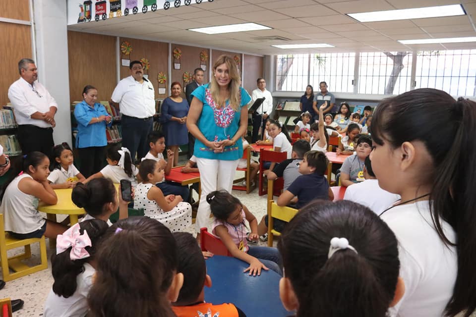 Participan niños y adolescentes en Vacaciones en la Biblioteca  • Dialogó la Doctora Maki Ortiz con los menores que acuden a la biblioteca Agapito Cepeda.