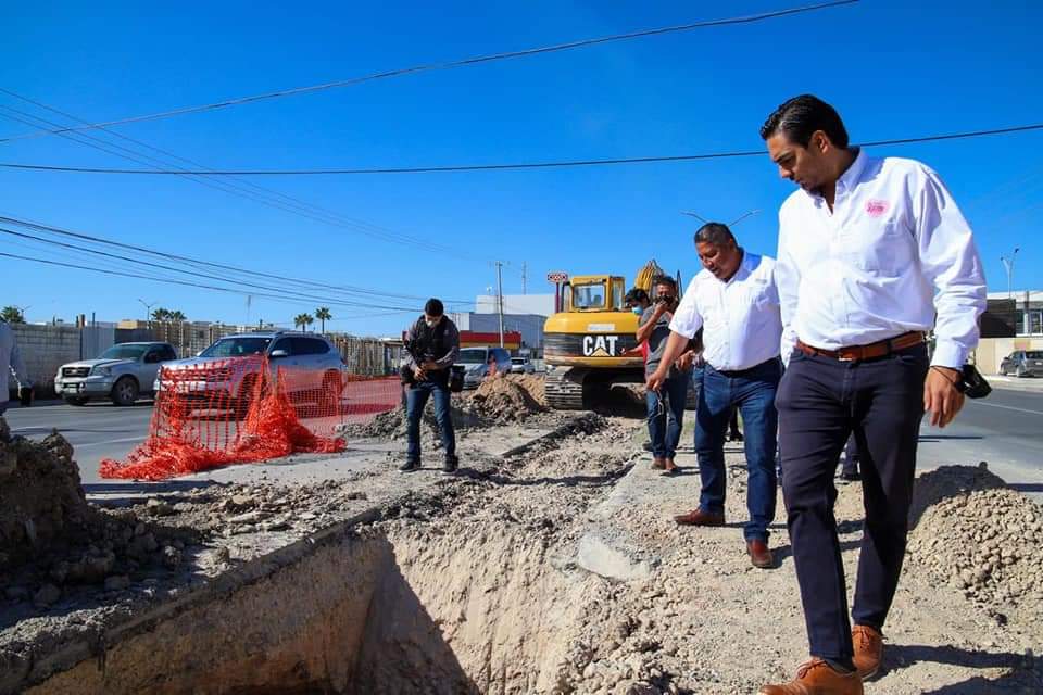 Supervisa Alcalde Carlos Peña Ortiz, trabajos de reposición de tubo de drenaje de 24 pulgadas sobre el blvd. Hidalgo.