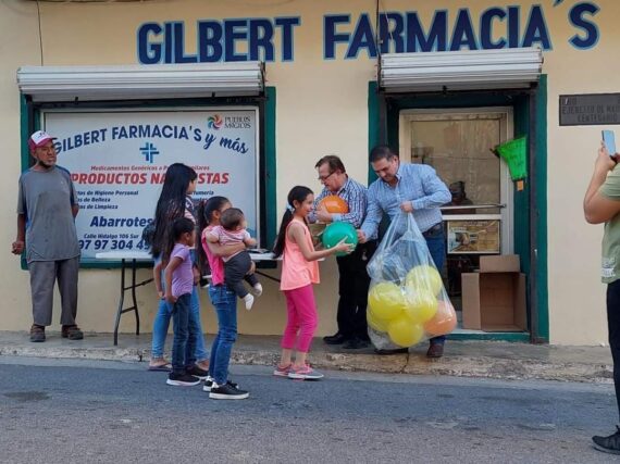 FARMACIA GILBERT ENTREGA OBSEQUIOS Y DULCES A LOS REYES DEL HOGAR.