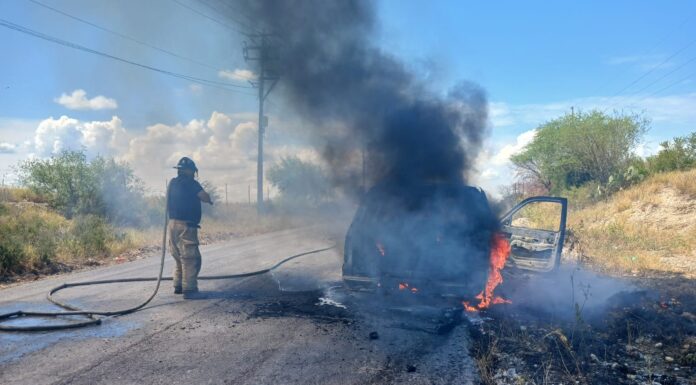 INCENDIO VEHICULAR MOVILIZA A PROTECCIÓN CIVIL EN CAMARGO
