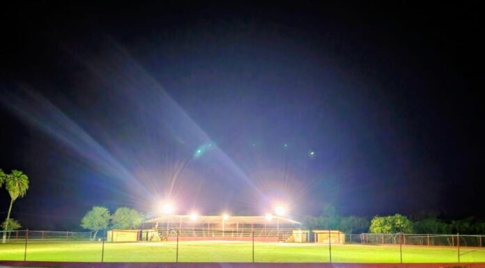 INSTALAN ILUMINACIÓN EN CAMPO DE BÉISBOL PARA JUEGO INFANTIL EN CAMARGO
