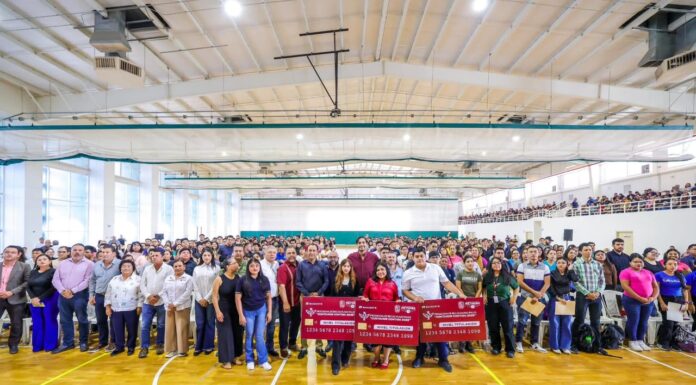 ENTREGÓ EL PRESIDENTE MUNICIPAL CARLOS PEÑA ORTIZ, BECAS DE TITULACIÓN 2025