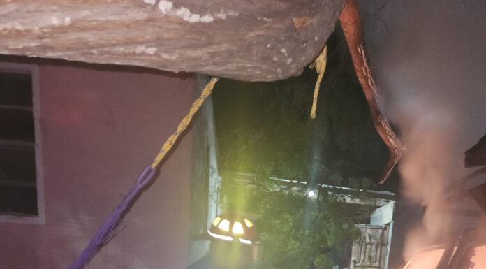 INCENDIO DE CAMIONETA MOVILIZA A PROTECCIÓN CIVIL EN COMALES