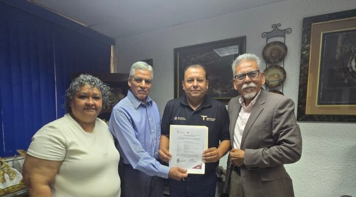 RECONOCEN TRAYECTORIA DOCENTE DE CARLOS EDUARDO CERVANTES CON NOMBRAMIENTO EN NUEVO LAREDO