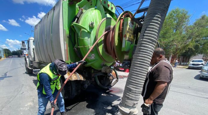 REALIZÓ COMAPA ACCIONES DE LIMPIEZA Y SONDEO DE DRENAJE EN DIVERSOS SECTORES DE LA CIUDAD