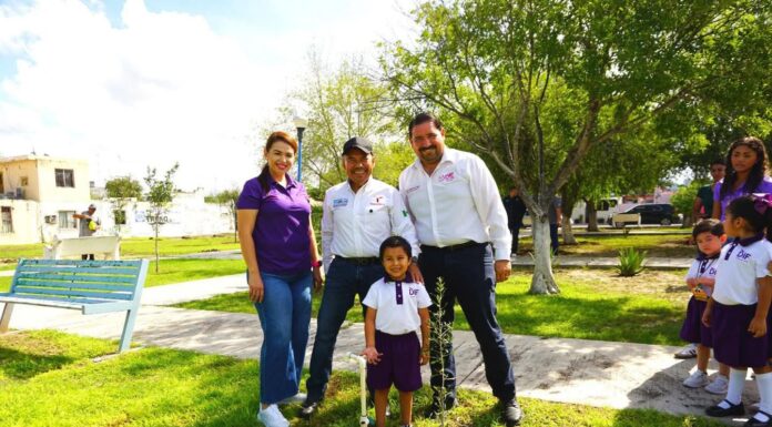 ALCALDE Y NIÑOS DEL CAIC REALIZAN CAMPAÑA DE REFORESTACIÓN EN PLAZA DEL INFONAVIT INDUSTRIAL
