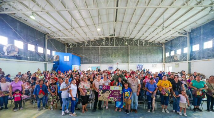 APOYÓ CARLOS PEÑA ORTIZ ENTREGA DE BECAS RITA CETINA EN LA SECUNDARIA NÚMERO 10