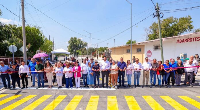 INAUGURAN CARLOS PEÑA ORTIZ Y VECINOS PAVIMENTACIÓN EN LA COLONIA DEL MAESTRO