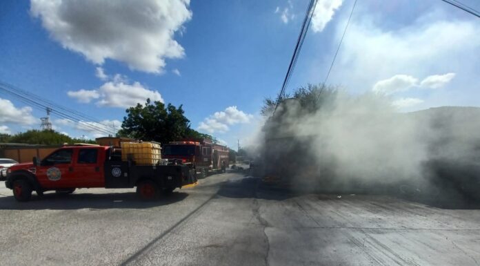 ATIENDEN INCENDIO EN BODEGA DEL POBLADO VALADECES