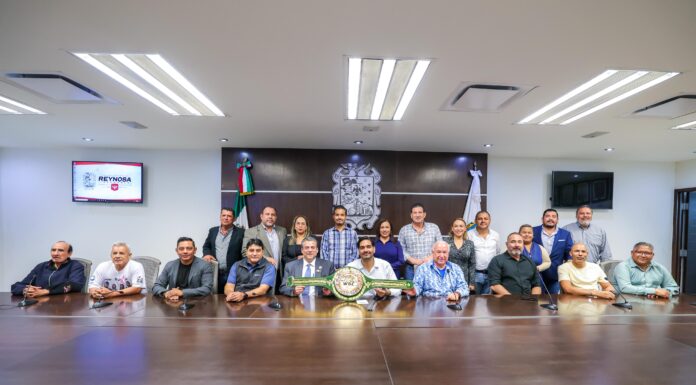 ENTREGÓ CARLOS PEÑA ORTIZ RECONOCIMIENTO PÓSTUMO A JOSÉ SULAIMÁN CHAGNÓN EN MANOS DE MAURICIO SULAIMÁN