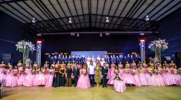 FESTEJÓ ALCALDE DE REYNOSA A 82 JÓVENES Y SEÑORITAS EN «MIS QUINCE»