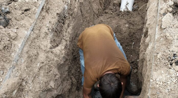 REHABILITA COMAPA RED DE DRENAJE SANITARIO EN LOMAS DE VALLE ALTO