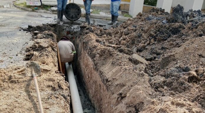REHABILITA COMAPA DRENAJE SANITARIO EN LA COLONIA LAS FUENTES
