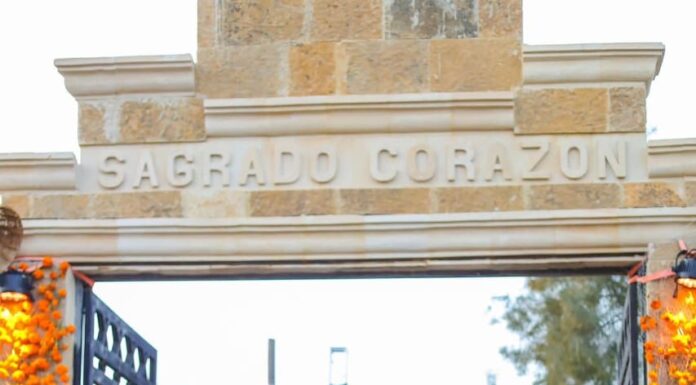 CARLOS PEÑA ORTIZ CELEBRA TRADICIONES EN EL PANTEÓN SAGRADO CORAZÓN