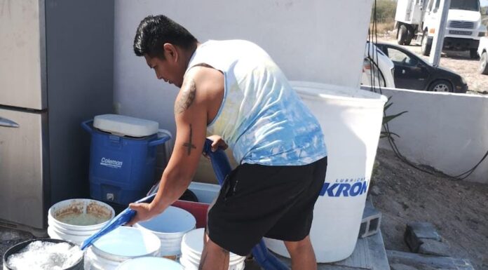ATIENDE CARLOS PEÑA ORTIZ NECESIDAD DE AGUA POTABLE EN COLONIAS