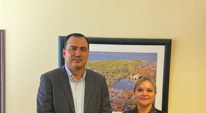 VISITA EL DR. ERICK TADEO PEÑA BARRERA A LA ALCALDESA PROFRA. LAURA VERÓNICA PEÑA MARTÍNEZ