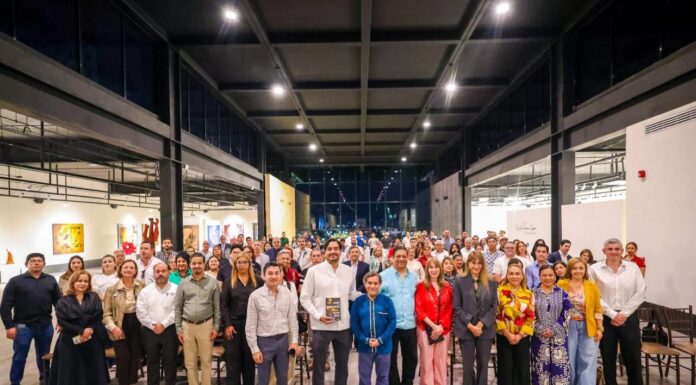 PRESENTÓ ALCALDE CARLOS PEÑA ORTIZ «EL PADRE DE LA DEMOCRACIA» CON SU AUTOR FELIPE ÁVILA ESPINOSA