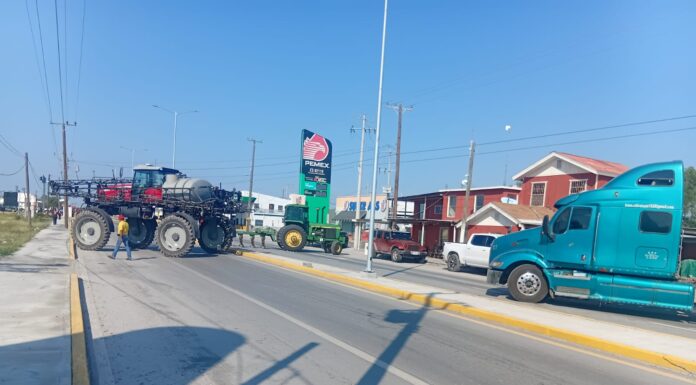 BLOQUEAN AGRICULTORES LA CARRETERA RIBEREÑA EN APOYO AL PARO NACIONAL