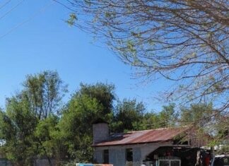 CONTROLAN INCENDIO DE CAMIONETA EN PATIO DE UN DOMICILIO EN CAMARGO