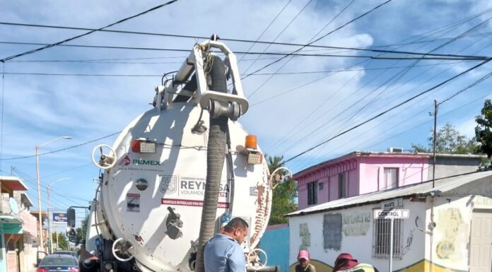 REFUERZA COMAPA LABORES DE LIMPIEZA EN LA RED SANITARIA DE LA COLONIA TAMAULIPAS