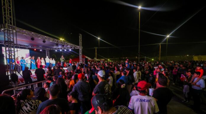 APRECIARON MILES DE REYNOSENSES EL DESFILE NAVIDEÑO 2025 DE MÁS DE 350 VEHÍCULOS