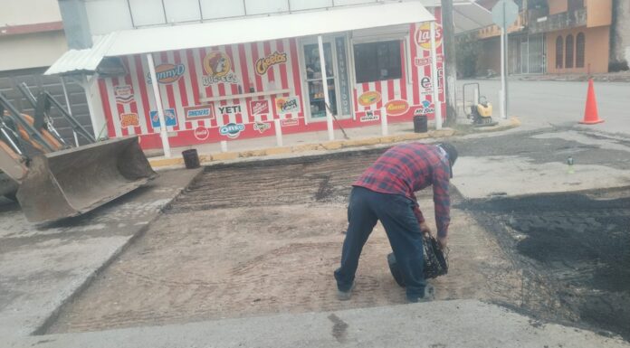 REPARA GOBIERNO MUNICIPAL DE REYNOSA CALLES EN LA COLONIA LOMA LINDA