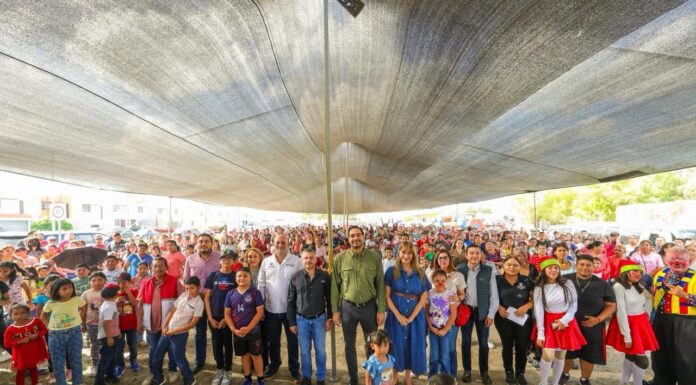 ENTREGÓ CARLOS PEÑA ORTIZ REGALOS NAVIDEÑOS CON LA SENADORA MAKI ORTIZ EN TERRANOVA