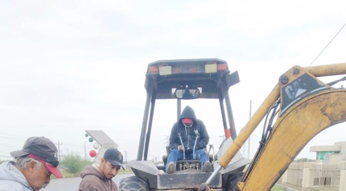 ATIENDE COMAPA FUGA DE AGUA RESIDUAL EN LA CARRETERA REYNOSA–RÍO BRAVO