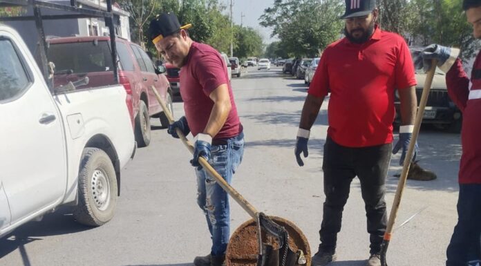 REFUERZA COMAPA DE REYNOSA LIMPIEZA DE POZOS DE VISITA EN DISTINTOS PUNTOS DE LA CIUDAD