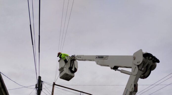 RECUPERA GOBIERNO DE REYNOSA POSTES DE ALUMBRADO PÚBLICO DERRIBADOS POR VENTARRÓN