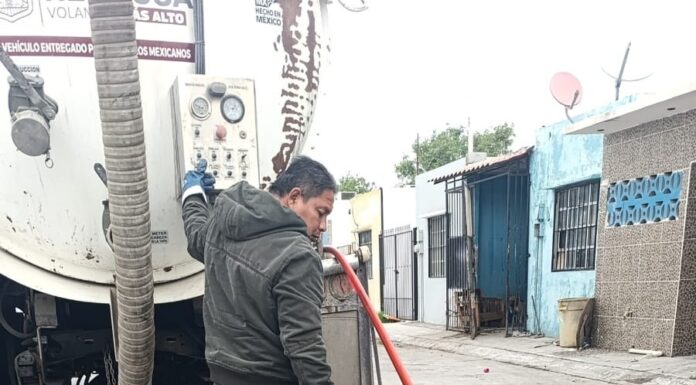 SONDEÓ COMAPA DRENAJE SANITARIO EN DISTINTAS COLONIAS DE LA CIUDAD