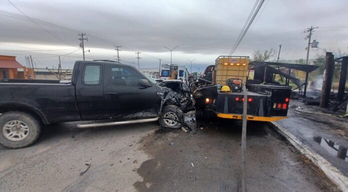 CAMIONETA IMPACTA UNIDAD DE BOMBEROS DURANTE ATENCIÓN DE INCENDIO EN DÍAZ ORDAZ; HAY VARIOS LESIONADOS