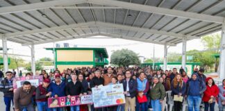 ENTREGARON ALCALDE DE REYNOSA Y COORDINADOR DE BECAS LAS TARJETAS RITA CETINA