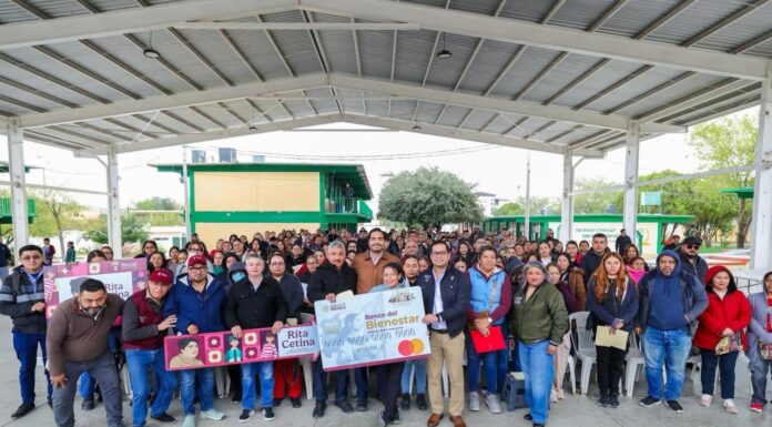 ENTREGARON ALCALDE DE REYNOSA Y COORDINADOR DE BECAS LAS TARJETAS RITA CETINA