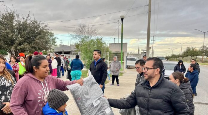 DISTRIBUYE EL PAN COBERTORES ENTRE FAMILIAS DEL MIRADOR, MONTEBELLO Y PRESIDENTES