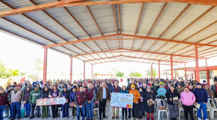 ENTREGÓ CARLOS PEÑA ORTIZ TARJETAS DE BECAS RITA CETINA EN LA SECUNDARIA TÉCNICA # 73
