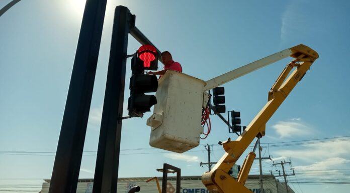 REPARA GOBIERNO DE REYNOSA SEMÁFORO EN LA CARRETERA MONTERREY–MATAMOROS
