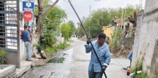 ATENDIÓ COMAPA LIMPIEZA DE POZOS DE VISITA EN LA COLONIA FERROCARRIL PONIENTE