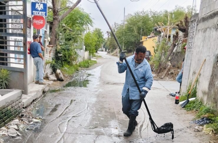 ATENDIÓ COMAPA LIMPIEZA DE POZOS DE VISITA EN LA COLONIA FERROCARRIL PONIENTE