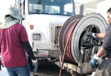 REFUERZA COMAPA MANTENIMIENTO DEL DRENAJE SANITARIO EN HACIENDA LAS FUENTES