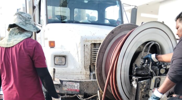 REFUERZA COMAPA MANTENIMIENTO DEL DRENAJE SANITARIO EN HACIENDA LAS FUENTES