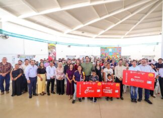 ENTREGARON CARLOS PEÑA ORTIZ Y ALEJANDRA YELITZA GARZA TARJETAS DE BECAS DIF 2026