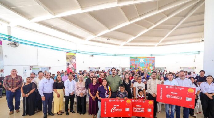 ENTREGARON CARLOS PEÑA ORTIZ Y ALEJANDRA YELITZA GARZA TARJETAS DE BECAS DIF 2026