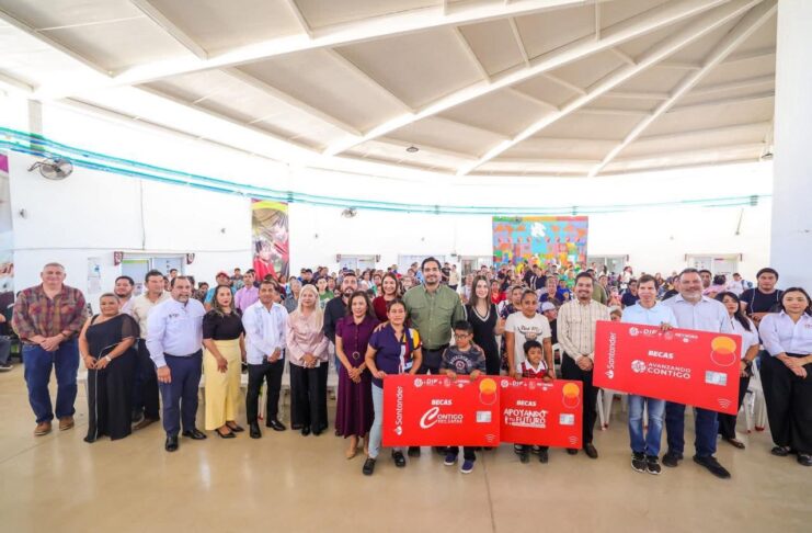 ENTREGARON CARLOS PEÑA ORTIZ Y ALEJANDRA YELITZA GARZA TARJETAS DE BECAS DIF 2026