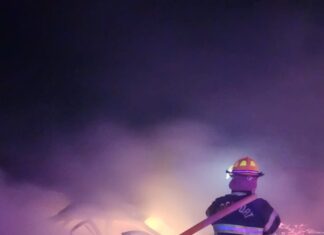 ARDE AUTOMÓVIL Y PASTIZAL EN LA CARRETERA RIBEREÑA A LA ALTURA DEL PORVENIR