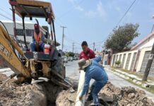 TRABAJA COMAPA EN INTERCONEXIÓN DE LÍNEA SANITARIA EN LA COLONIA LA PRESA