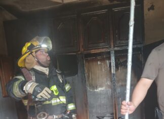 VELADORA PROVOCA INCENDIO EN VIVIENDA DE CAMARGO; DAÑOS SOLO EN UNA HABITACIÓN