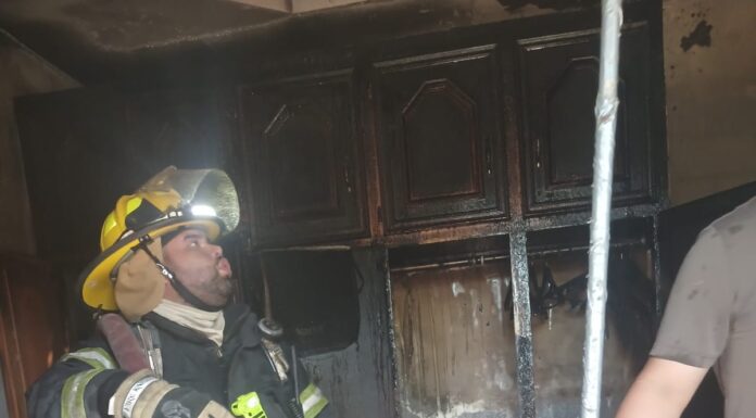 VELADORA PROVOCA INCENDIO EN VIVIENDA DE CAMARGO; DAÑOS SOLO EN UNA HABITACIÓN