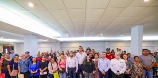 COMPARTE CARLOS PEÑA ORTIZ CON COMERCIANTES AMBULANTES EL PROGRAMA SUBSIDIO DEL AGUA
